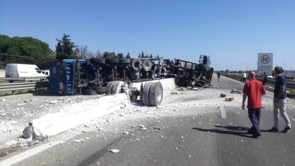 ULTIM'ORA INCIDENTE SULLA STATALE 7. CAMION FINISCE SULLO