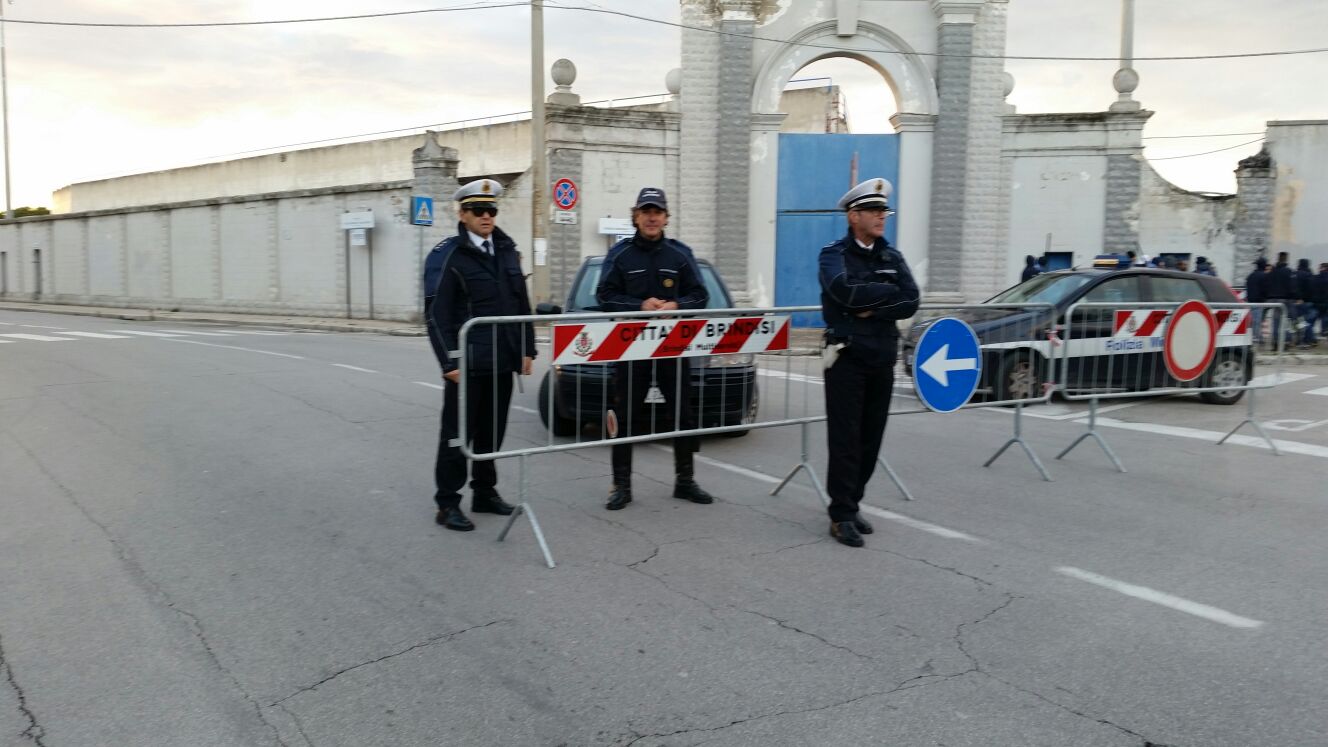 TANTI VIGILI URBANI IN SERVIZIO NEI PRESSI DELLO STADIO Brindisitime.it Network News da