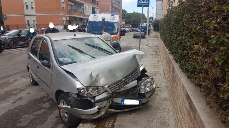 BRINDISI, BRUTTO INCIDENTE A SANTA CHIARA. SUL POSTO IL 118 FOTO