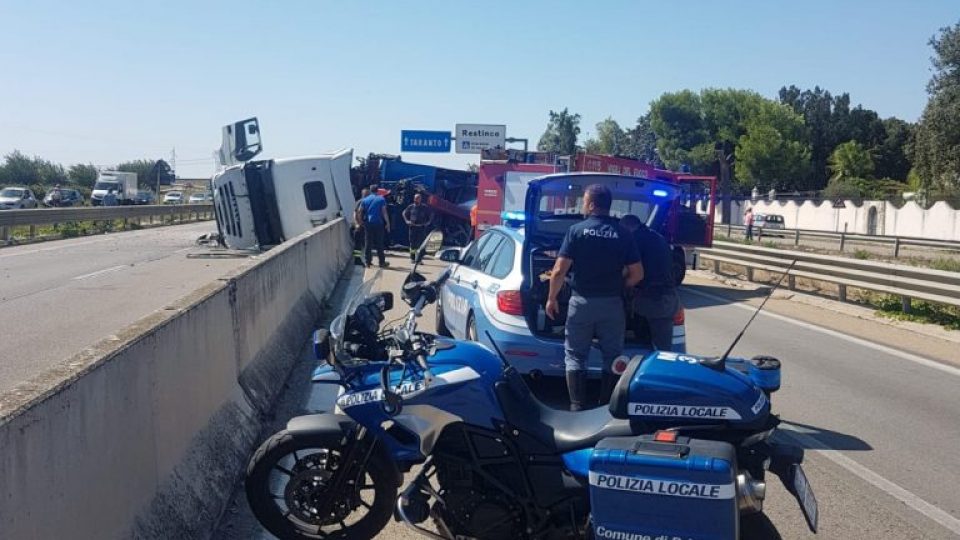 STATALE BRINDISITARANTO CHIUSA AL TRAFFICO PER INCIDENTE
